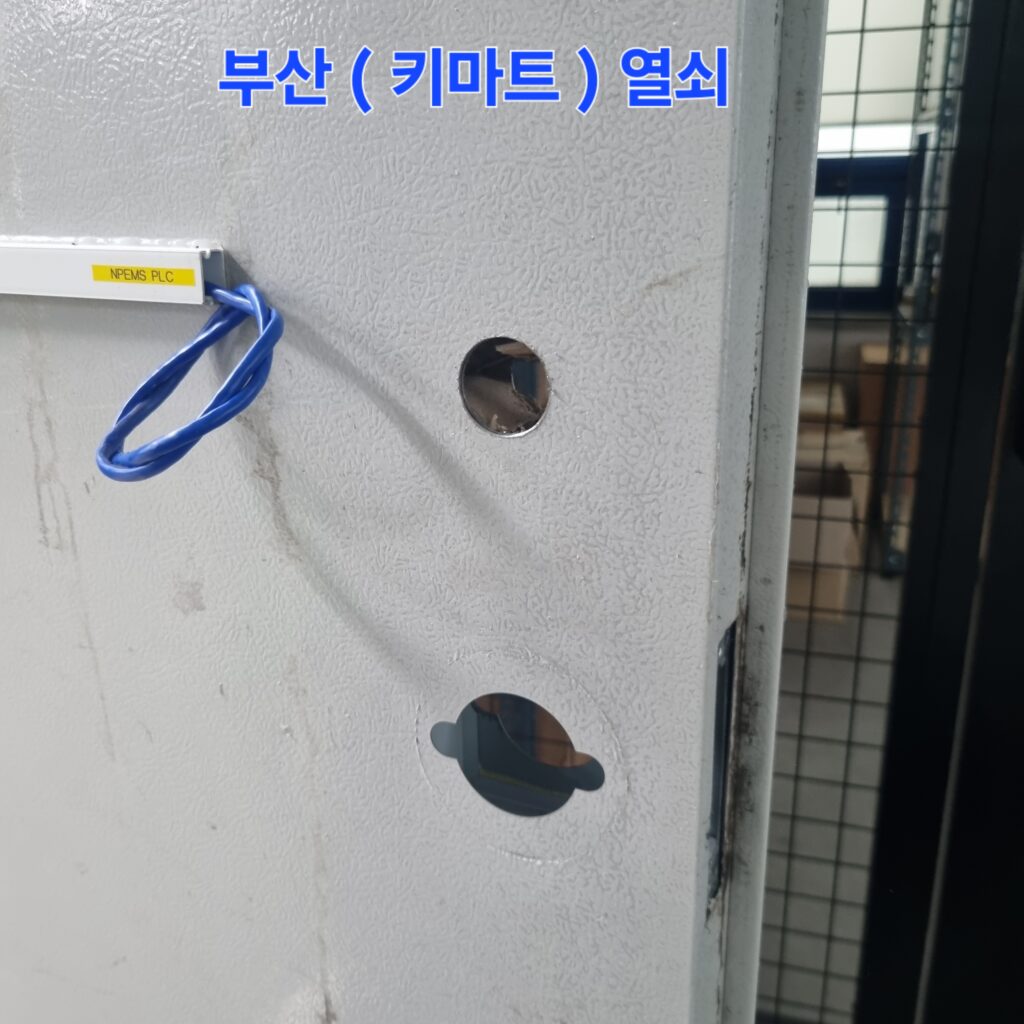 메인 케이블과 도어락 부속이 흔들림 없이 관통할 수 있도록 정확한 위치에 타공이 완료된 모습입니다.