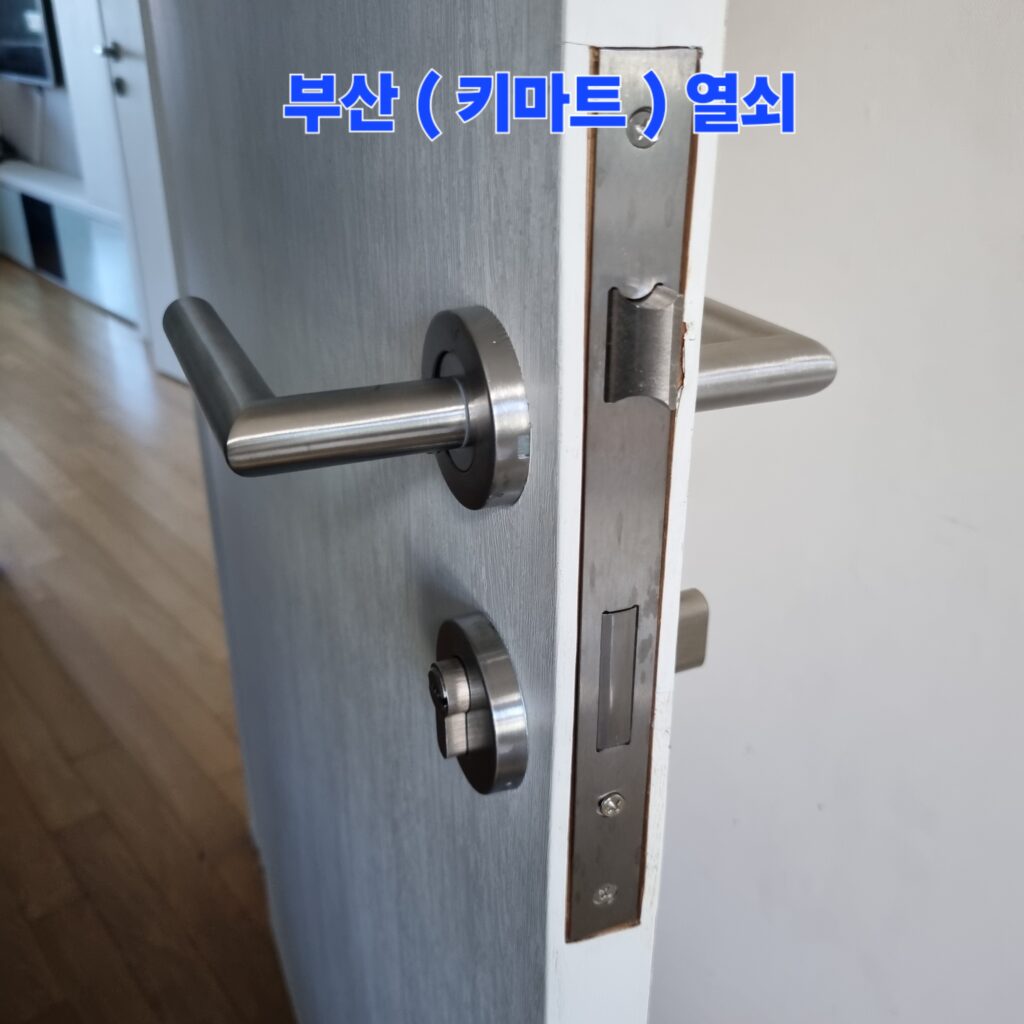 키 실린더까지 완벽하게 결합하여 깔끔하게 설치 완료된 모티스락 측면 모습입니다.