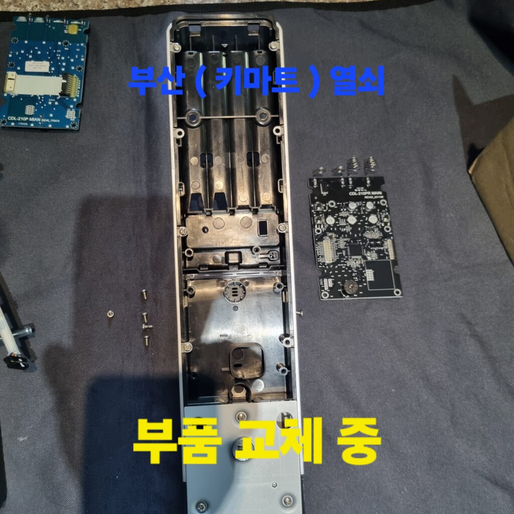 [메인 PCB 교체] 도어락 내부 하우징을 개봉하여 정품 메인 기판을 정밀하게 교체 조립하는 과정입니다.