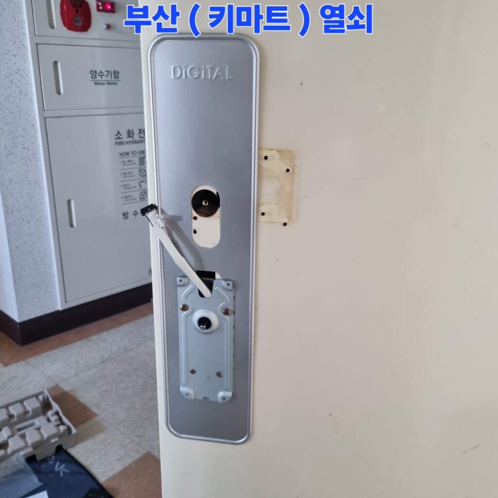 타공 자리를 깔끔하게 가리기 위해 푸시풀 전용 보강판을 대고 메인 바디 프레임을 정밀하게 고정하는 작업 과정입니다.